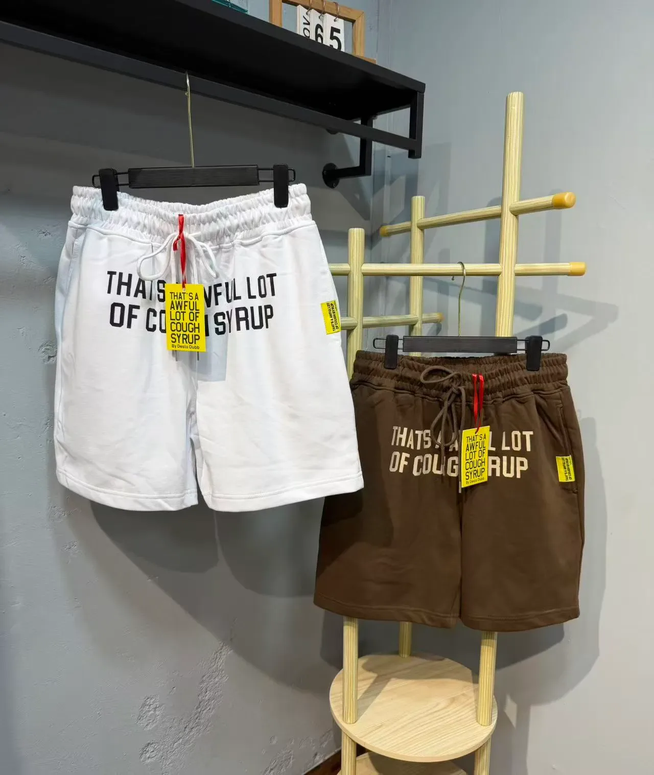 Shorts Text-Print Marrón o Blanco Ajuste Relaxed Fit Cintura con Cordón 8