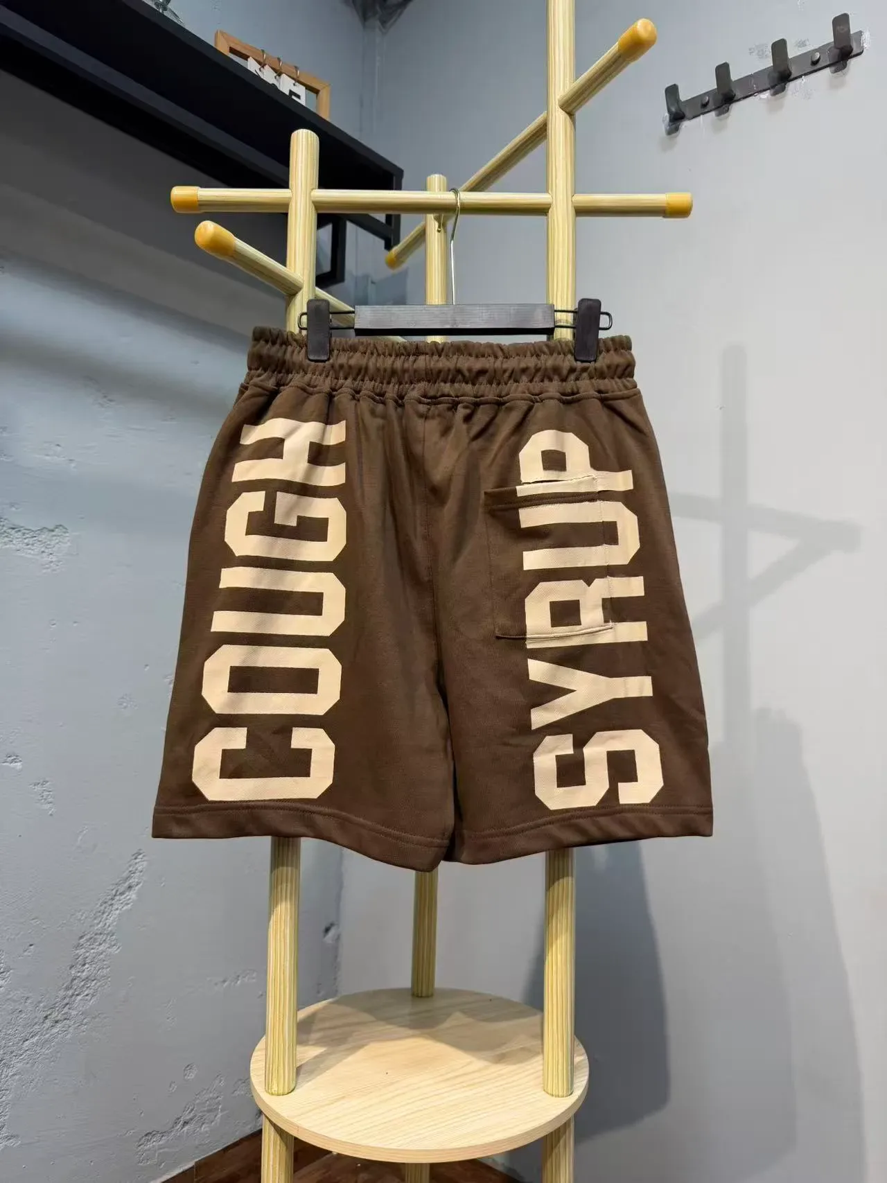 Shorts Text-Print Marrón o Blanco Ajuste Relaxed Fit Cintura con Cordón 10
