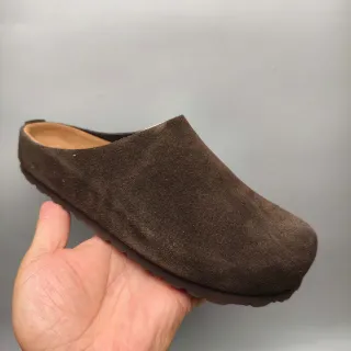 Zapatilla de ante marrón con espalda abierta