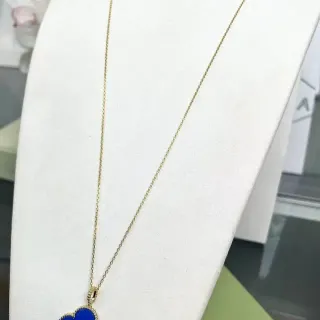 Pendentif en forme de trèfle émaillé bleu avec chaîne dorée