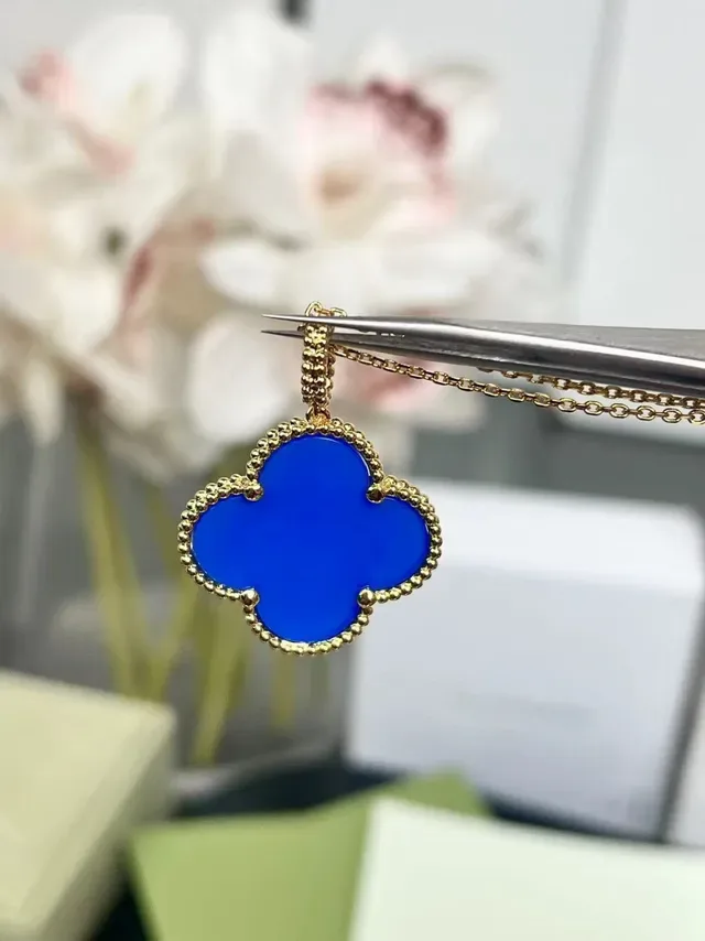 Pendentif en forme de trèfle émaillé bleu avec chaîne dorée 2