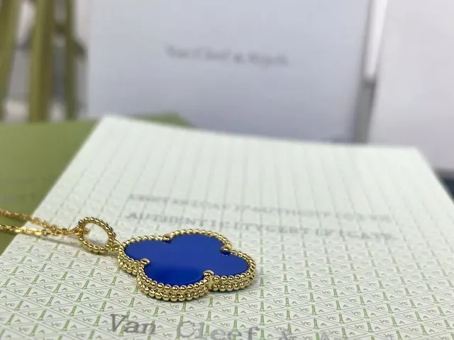 Pendentif en forme de trèfle émaillé bleu avec chaîne dorée 3
