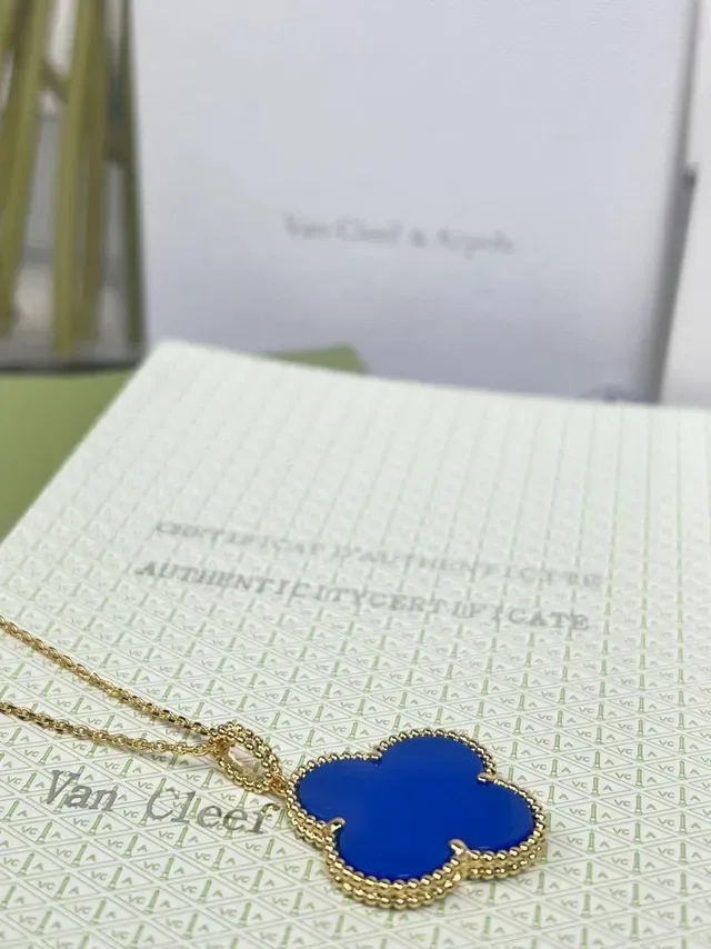 Pendentif en forme de trèfle émaillé bleu avec chaîne dorée 4