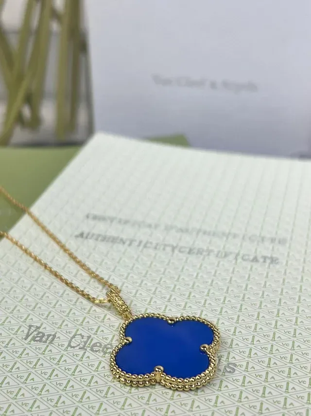 Pendentif en forme de trèfle émaillé bleu avec chaîne dorée 5