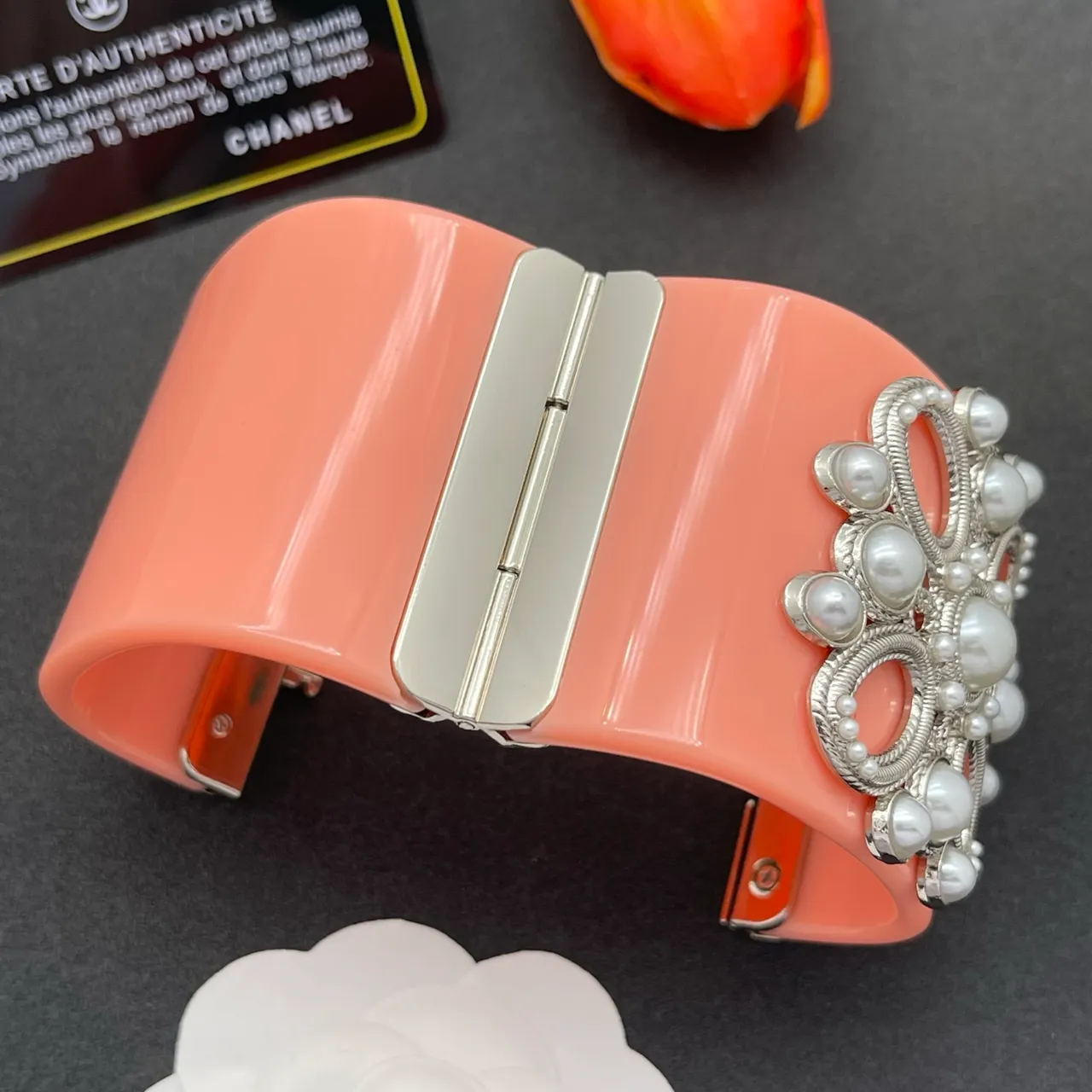 Bolsa clutch con perlas de coral y cierre de filigrana 5