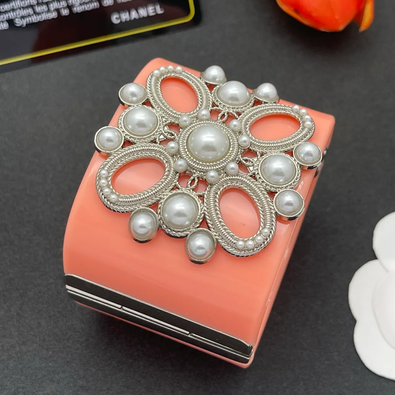 Bolsa clutch con perlas de coral y cierre de filigrana 6