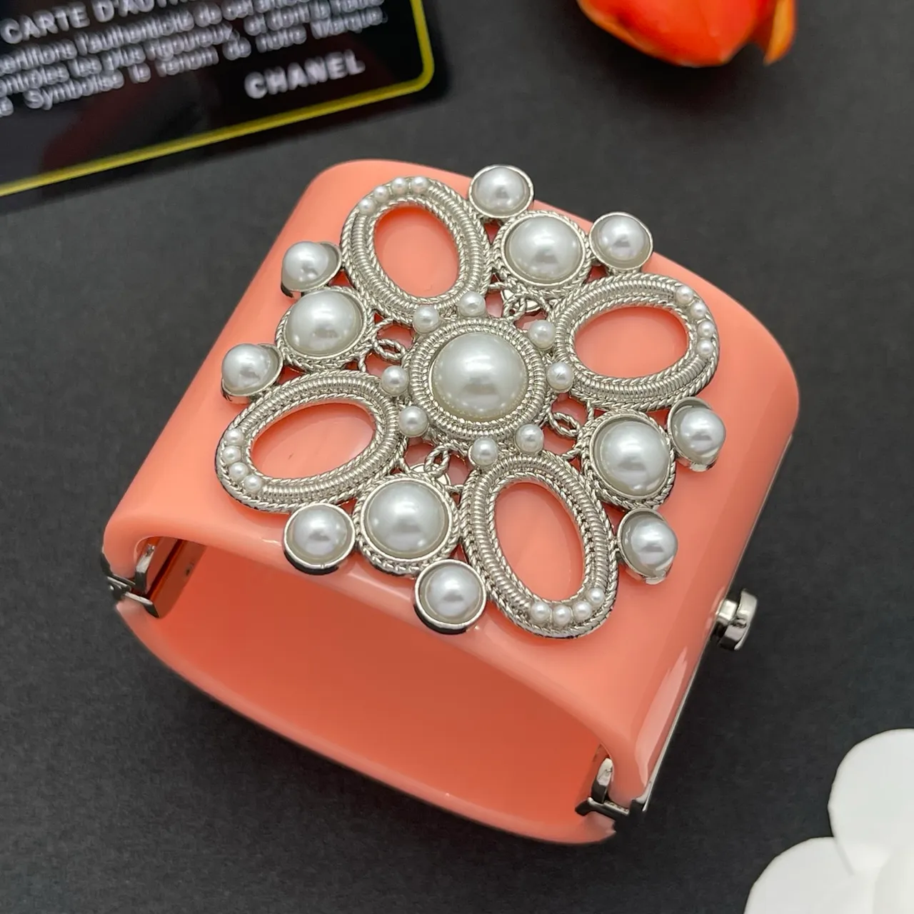 Bolsa clutch con perlas de coral y cierre de filigrana 7