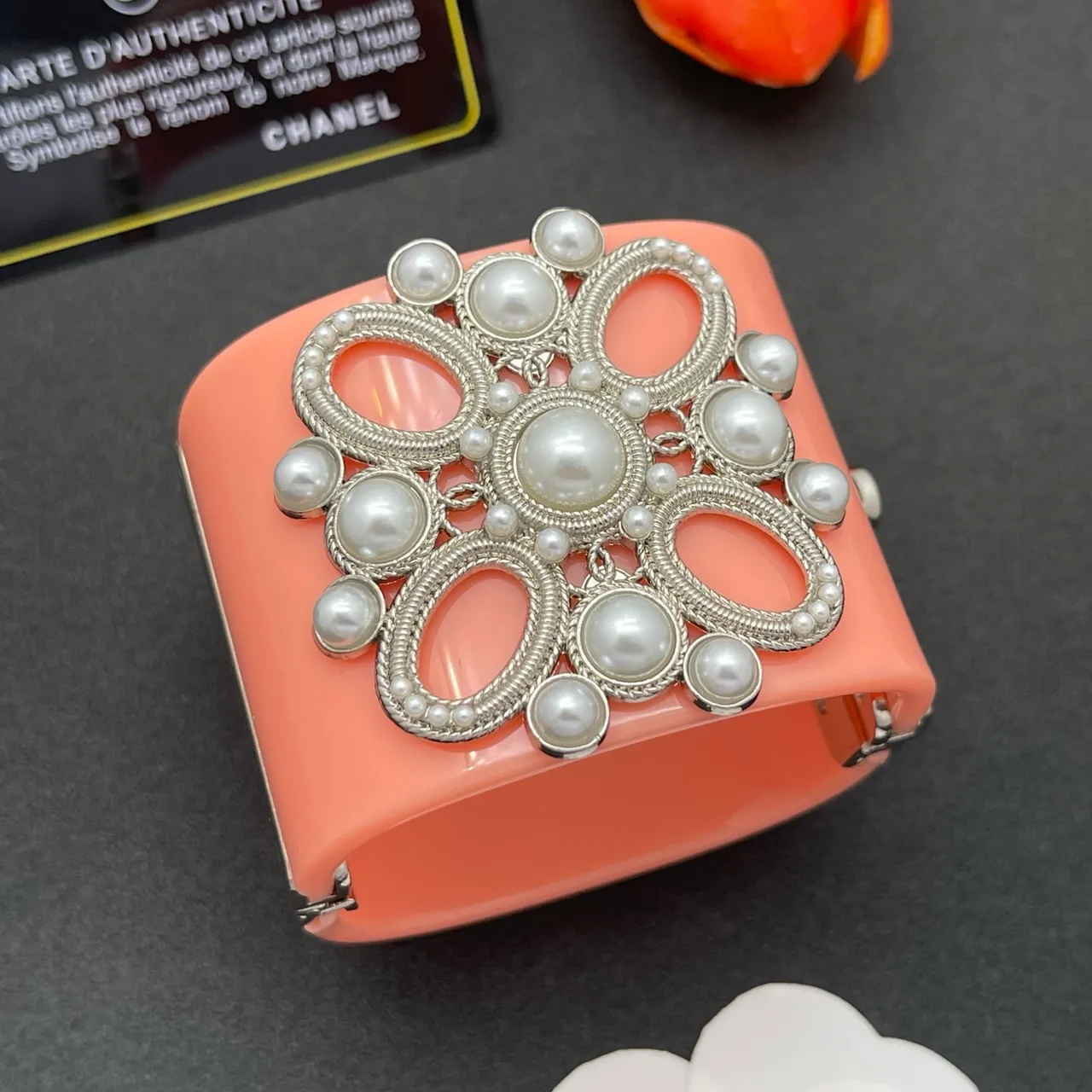 Bolsa clutch con perlas de coral y cierre de filigrana 8