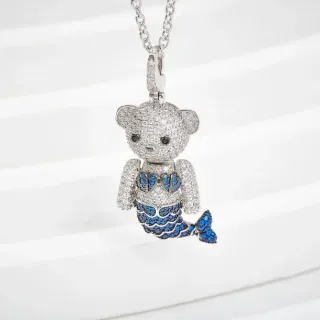 Collier avec pendentif ours sirène incrusté de cristaux