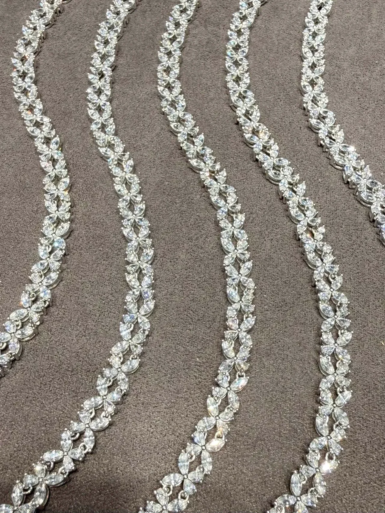 Braceletes com Motivo Floral Encrustado em Cristal e Acabamento Prateado 5