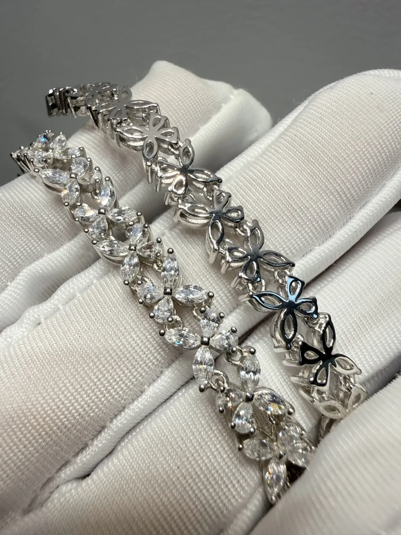 Braceletes com Motivo Floral Encrustado em Cristal e Acabamento Prateado 8