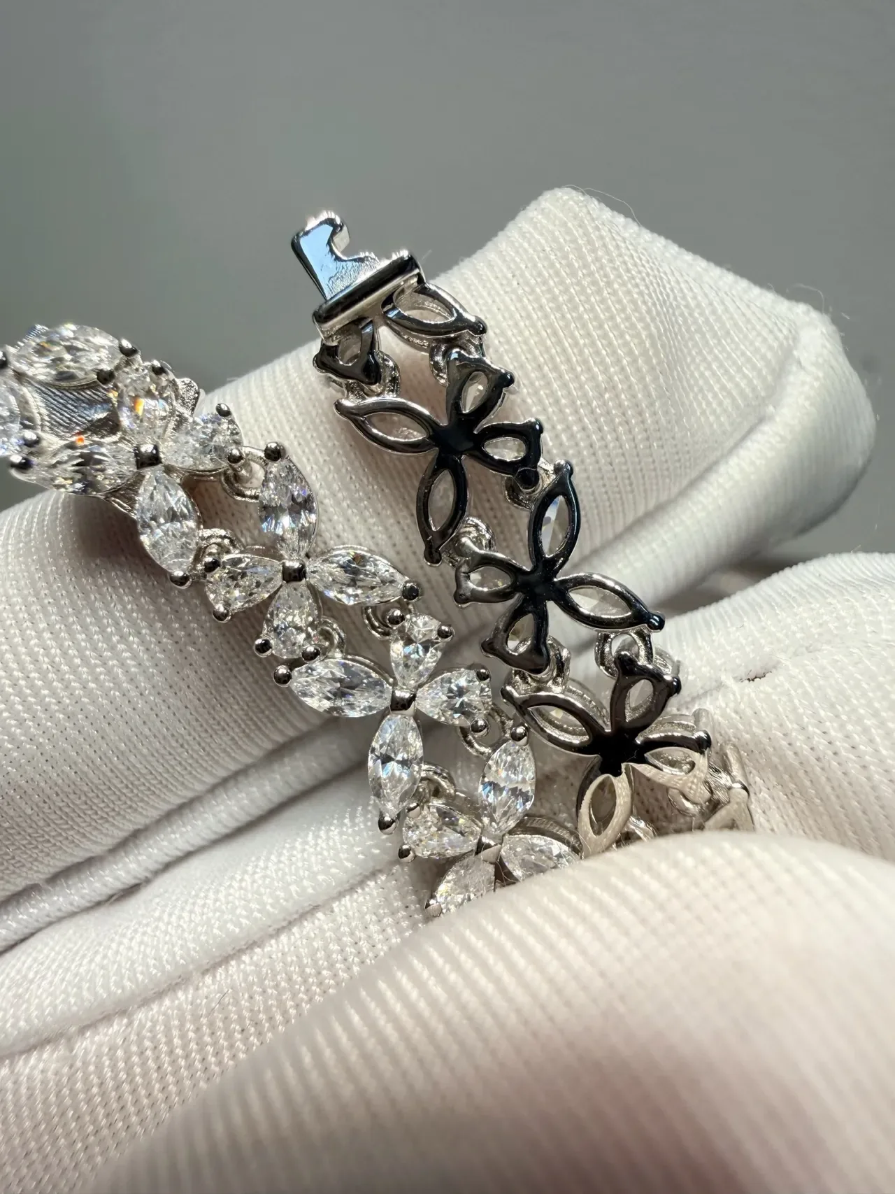 Braceletes com Motivo Floral Encrustado em Cristal e Acabamento Prateado 9
