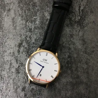 Daniel Wellington काली सोने की न्यूनतम केस क्वार्ट्ज घड़ी