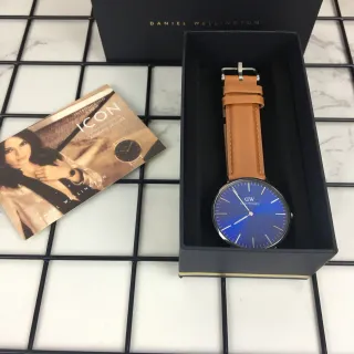 Daniel Wellington Icon नीली ग्रेडिएंट डायल टैन लेदर स्ट्रैप क्वार्ट्ज वॉच