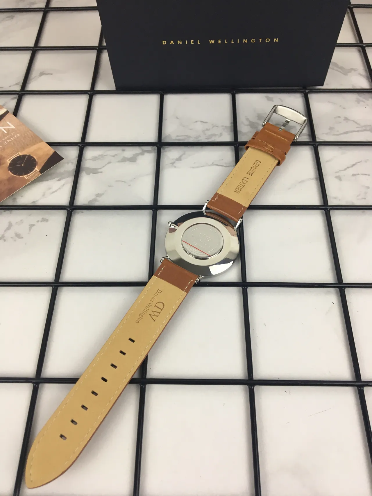 Daniel Wellington Icon नीली ग्रेडिएंट डायल टैन लेदर स्ट्रैप क्वार्ट्ज वॉच 4