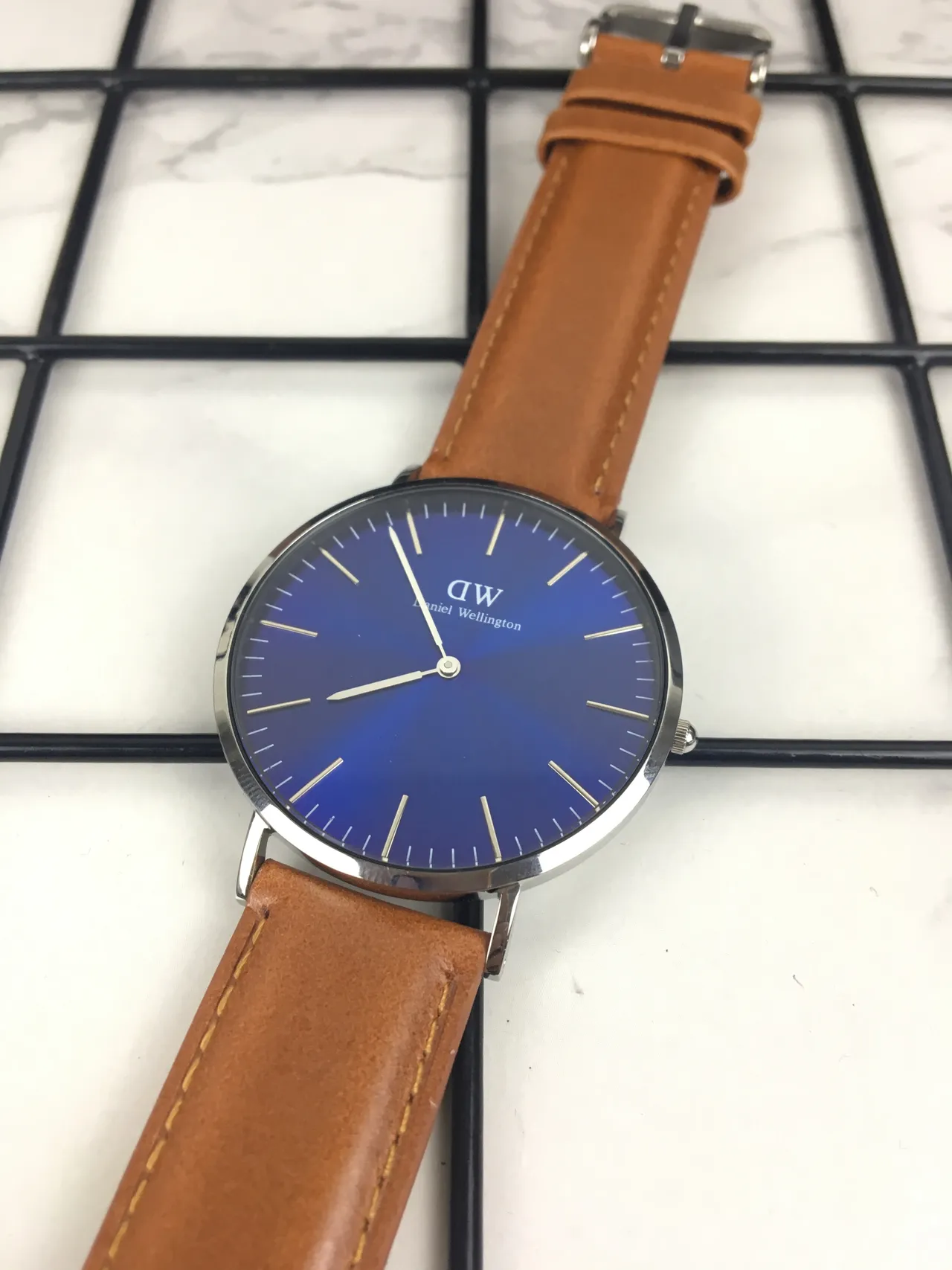 Daniel Wellington Icon नीली ग्रेडिएंट डायल टैन लेदर स्ट्रैप क्वार्ट्ज वॉच 5