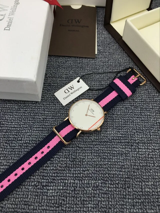 Daniel Wellington Cadran Minimaliste Blanc Marine Marqueurs d'Heure en Cristal Montre à Quartz 4