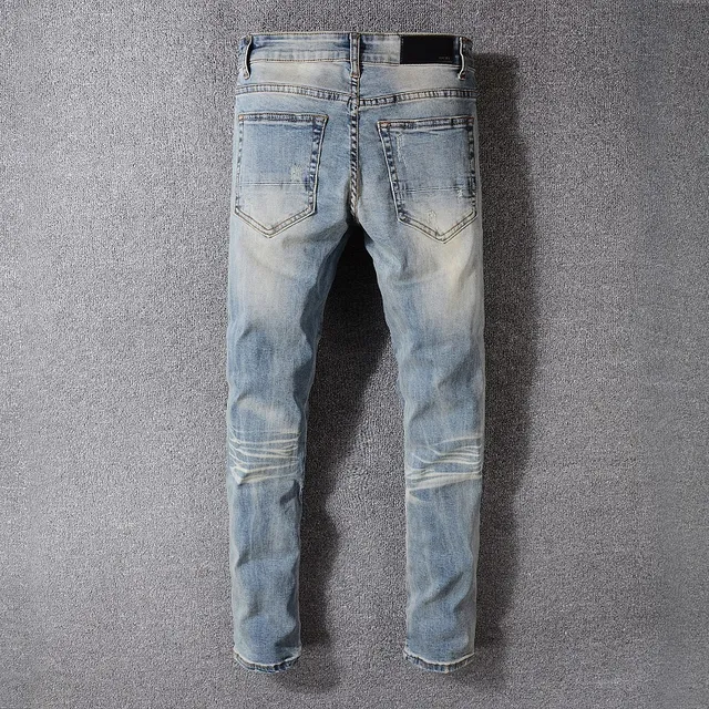 Jeans desgastado azul lavado claro con bajo en bruto 2