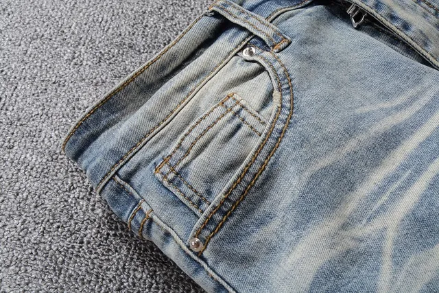 Jeans desgastado azul lavado claro con bajo en bruto 3