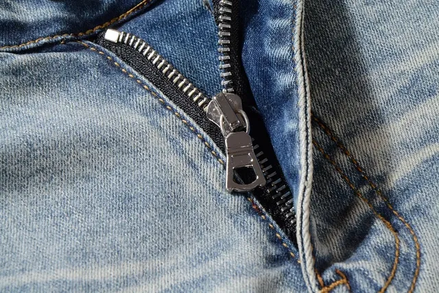 Jeans desgastado azul lavado claro con bajo en bruto 4