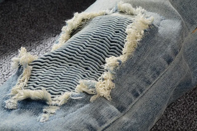 Jeans desgastado azul lavado claro con bajo en bruto 5