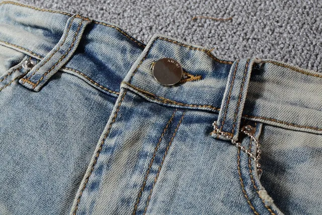 Jeans desgastado azul lavado claro con bajo en bruto 6