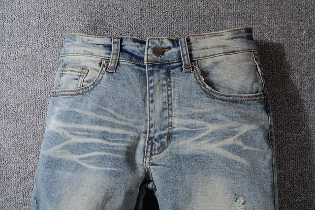 Jeans desgastado azul lavado claro con bajo en bruto 7