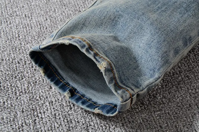 Jeans desgastado azul lavado claro con bajo en bruto 10