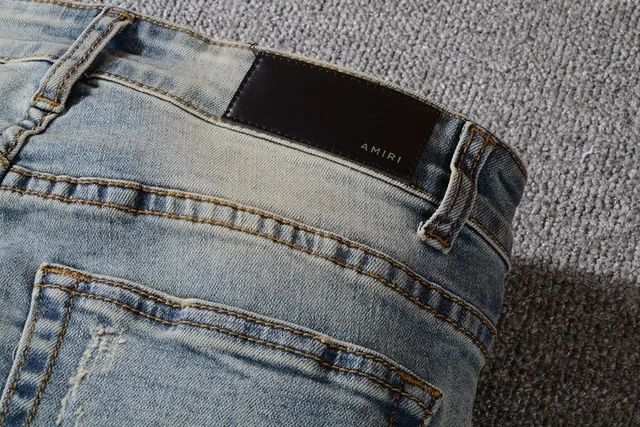 Jeans desgastado azul lavado claro con bajo en bruto 11