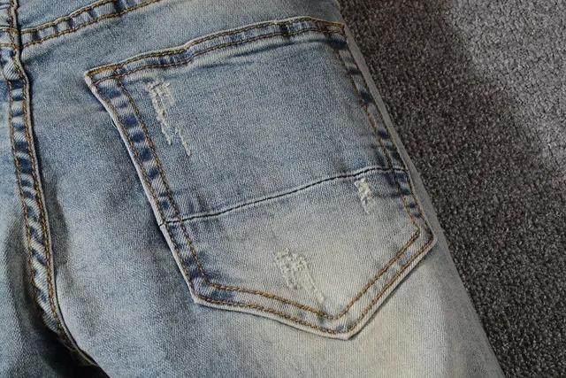 Jeans desgastado azul lavado claro con bajo en bruto 12