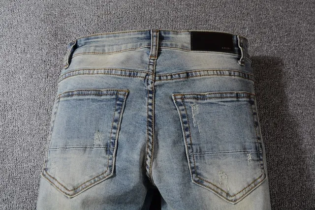 Jeans desgastado azul lavado claro con bajo en bruto 13