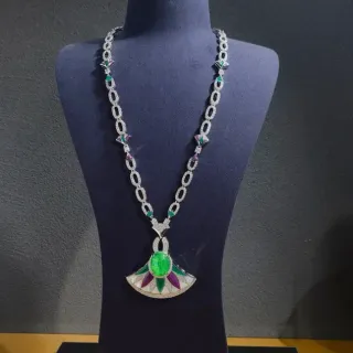 Collier pendentif en forme d'éventail en émail et gemmes