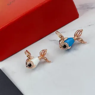 Brincos em forma de peixe de esmalte e tom de ouro rosa com cristais