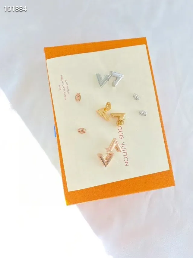 Geometric V-Shaped Metallic Stud Earrings 3