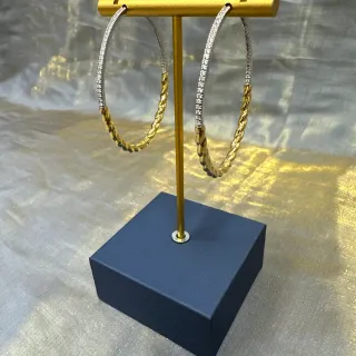 Aros de aro em tons de ouro e prata com corda trançada e pavé
