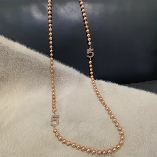 Collar de cadena de cuentas dorado rosa con dos números '5' y amuletos