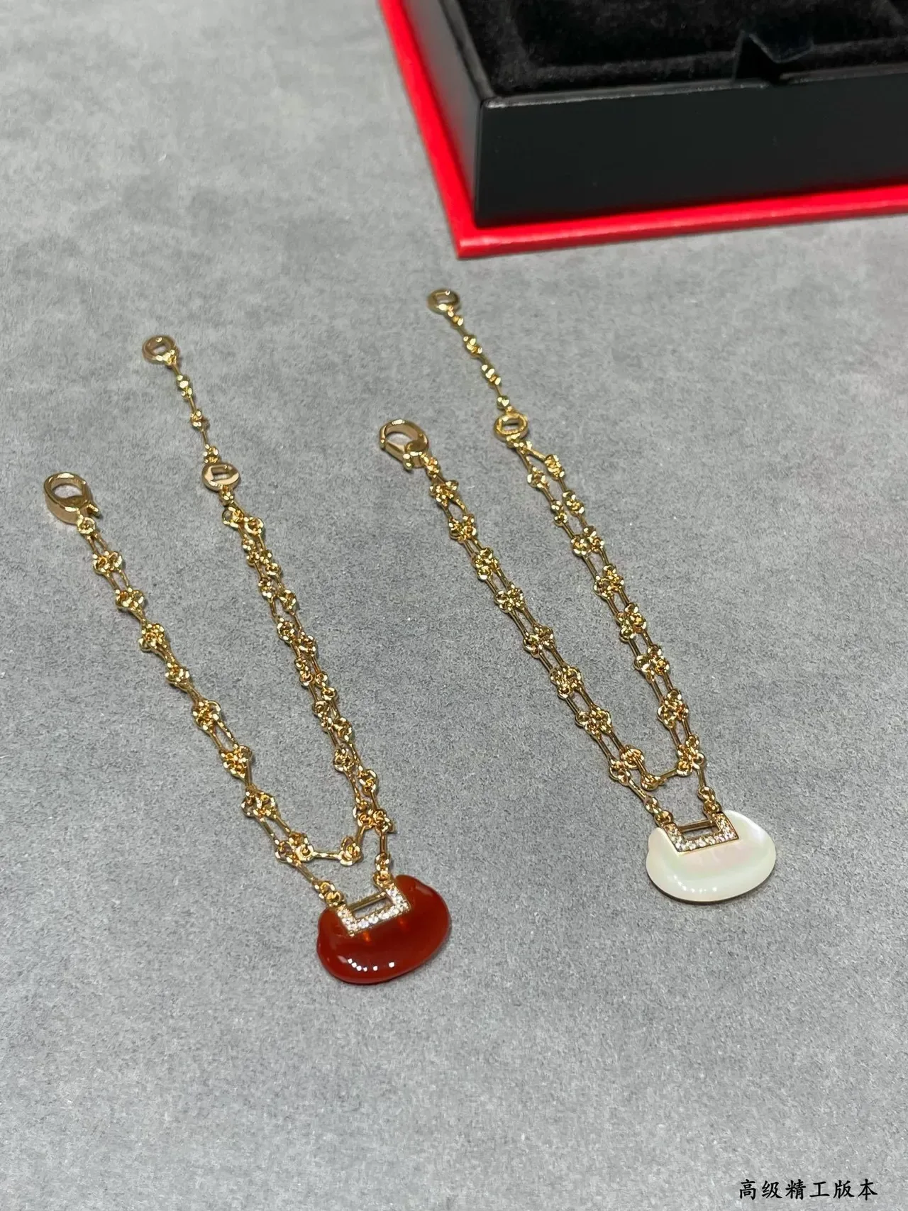 Gold Red Chain Link Agate Pendant Bracelet 3