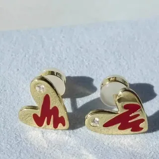 Brincos de ouro vermelho em forma de coração recheados de esmalte