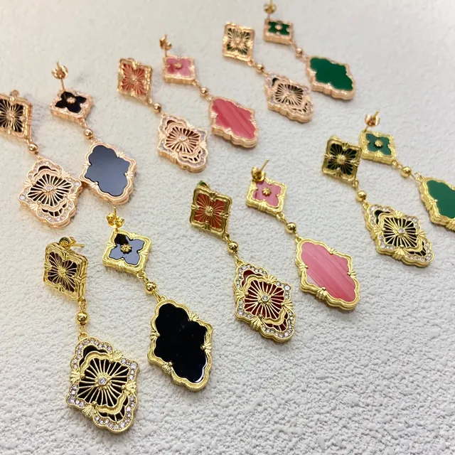Brincos de gota em tom dourado com filigrana e esmalte de cristal 2