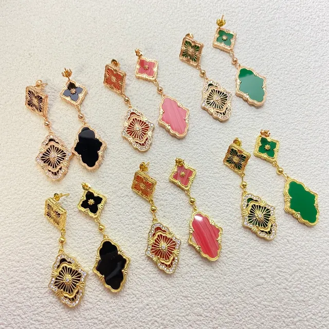 Brincos de gota em tom dourado com filigrana e esmalte de cristal 3
