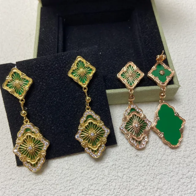 Brincos de gota em tom dourado com filigrana e esmalte de cristal 4