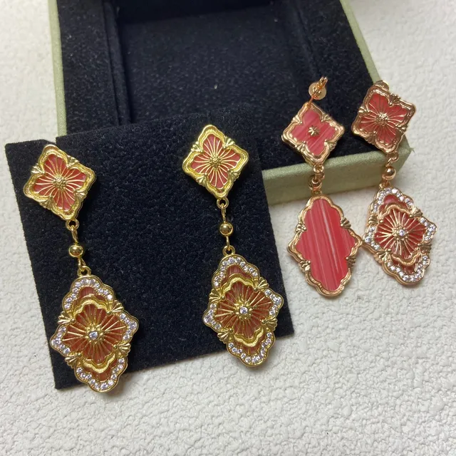 Brincos de gota em tom dourado com filigrana e esmalte de cristal 5
