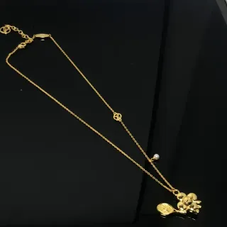 Collier avec charme floral et raquette de tennis en doré