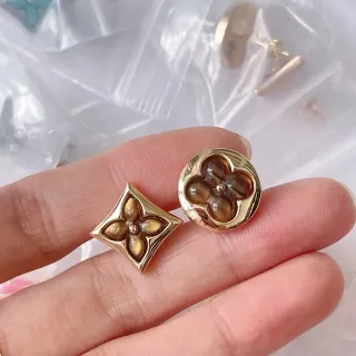 Brincos de botão com motivo floral e incrustação de âmbar dourado