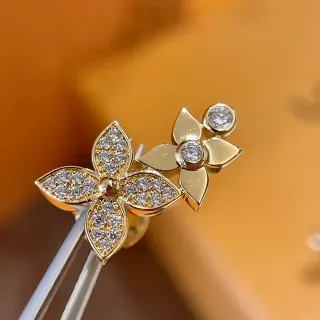 أقراط ذهبية بتصميم زهوري Pavé
