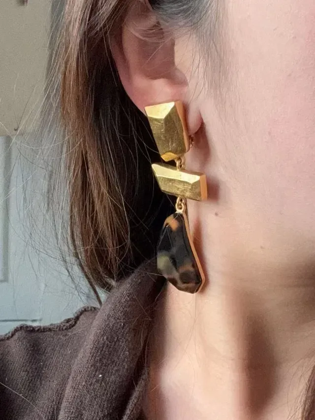 Boucles d'oreilles pendantes en résine géométrique à effet tortoiseshell doré 2