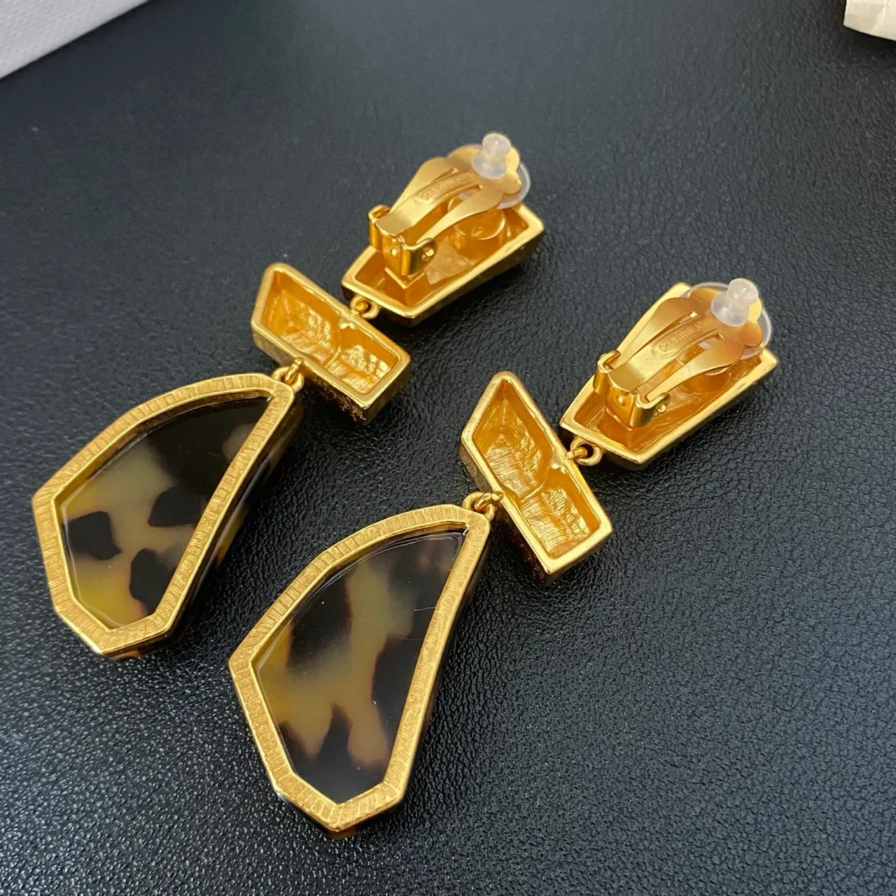 Boucles d'oreilles pendantes en résine géométrique à effet tortoiseshell doré 3
