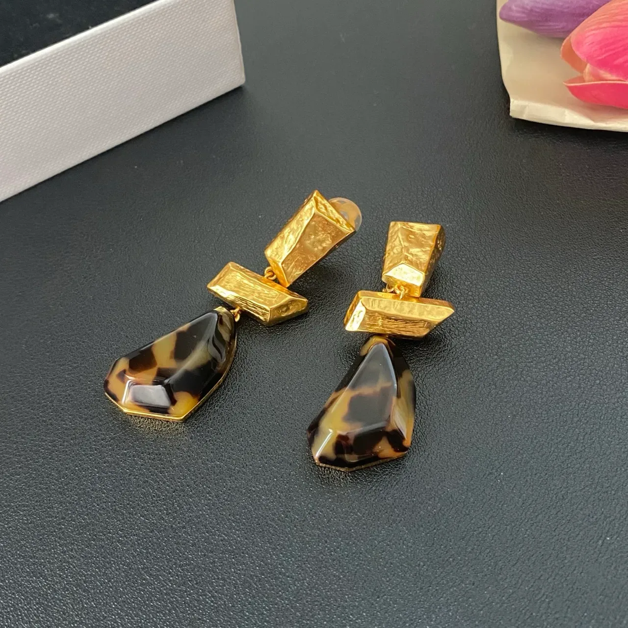 Boucles d'oreilles pendantes en résine géométrique à effet tortoiseshell doré 5