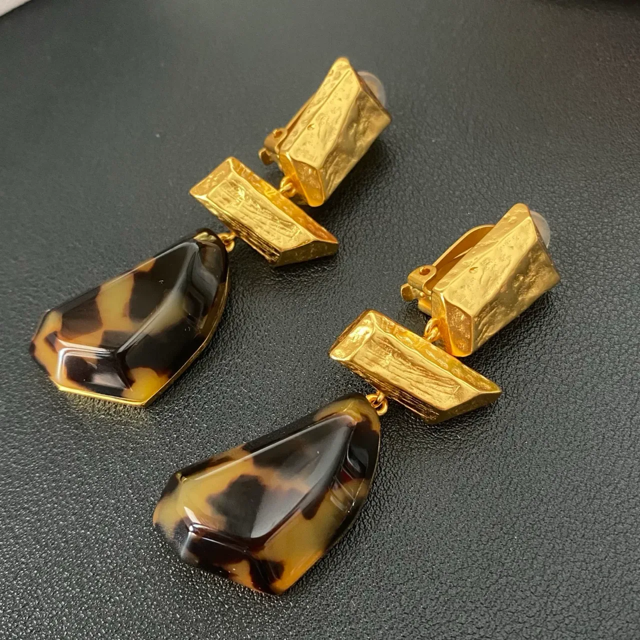 Boucles d'oreilles pendantes en résine géométrique à effet tortoiseshell doré 6