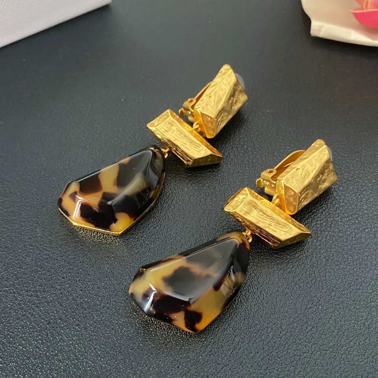 Boucles d'oreilles pendantes en résine géométrique à effet tortoiseshell doré 7